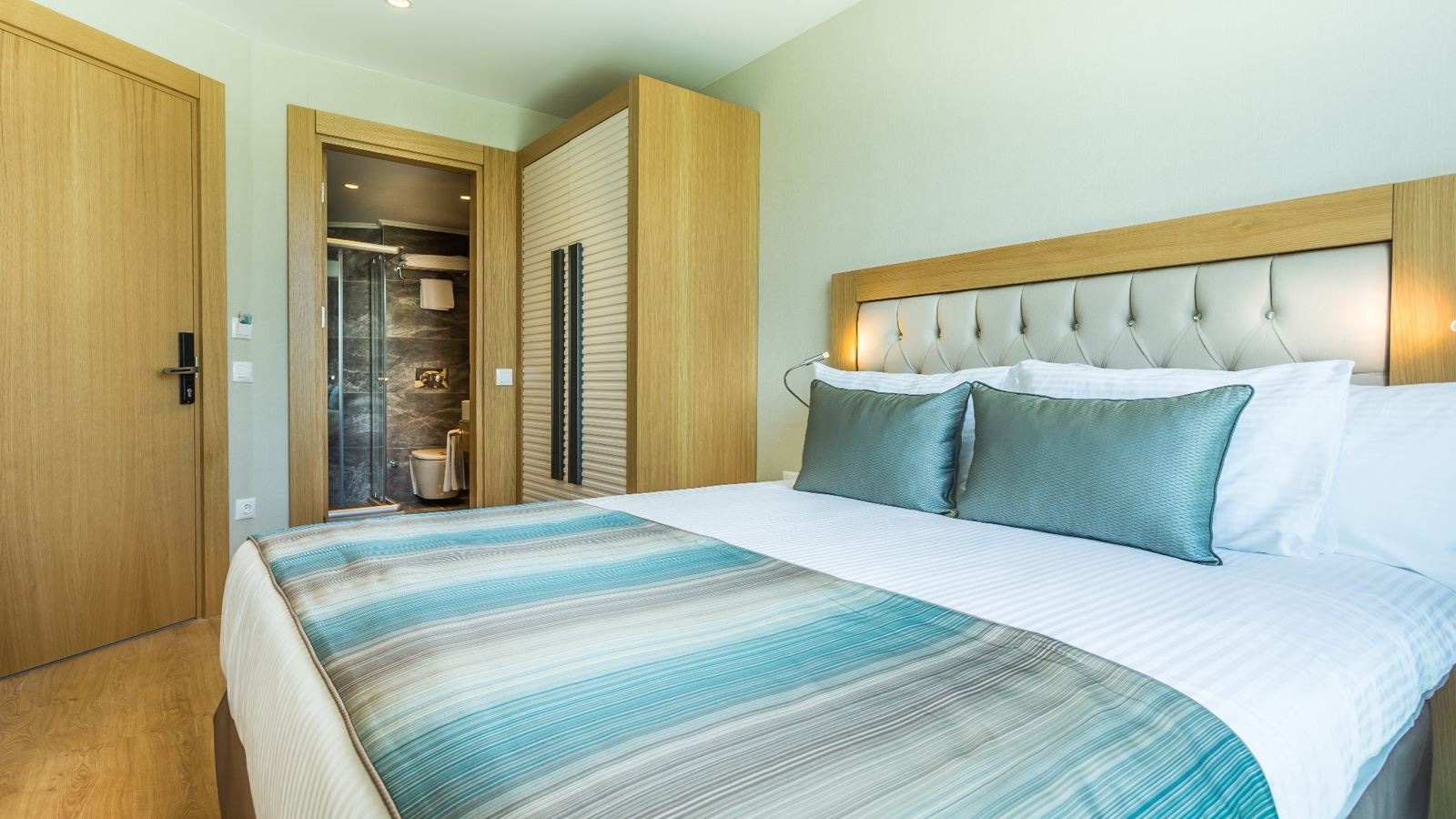 rooms-aska-river-side-anex-building-standart-land-view-room--french-balcony