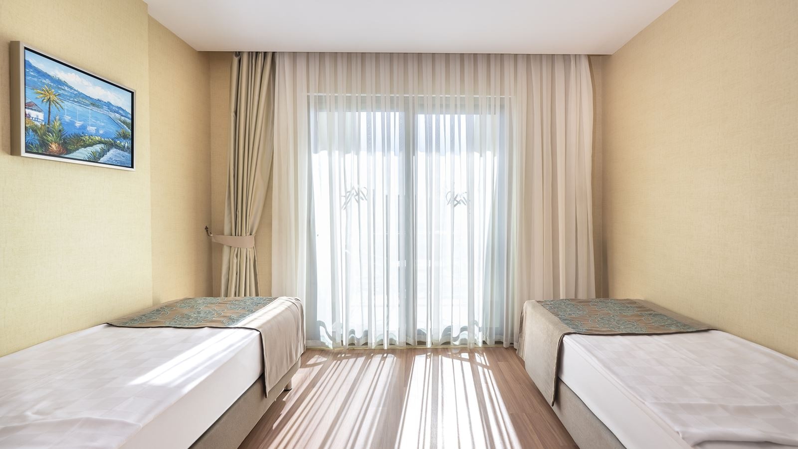 rooms-family-land-view