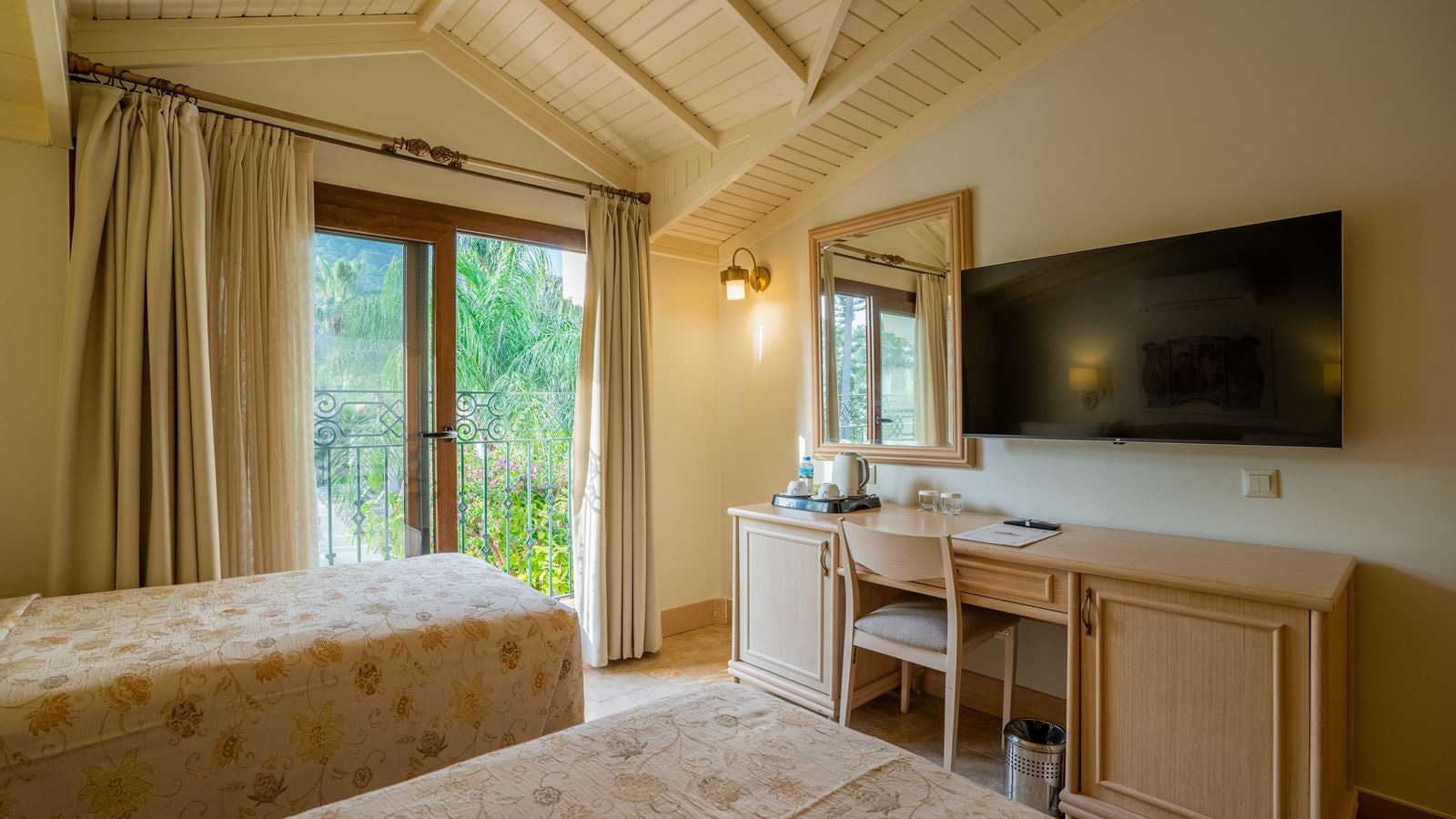 rooms-deluxe-family-room