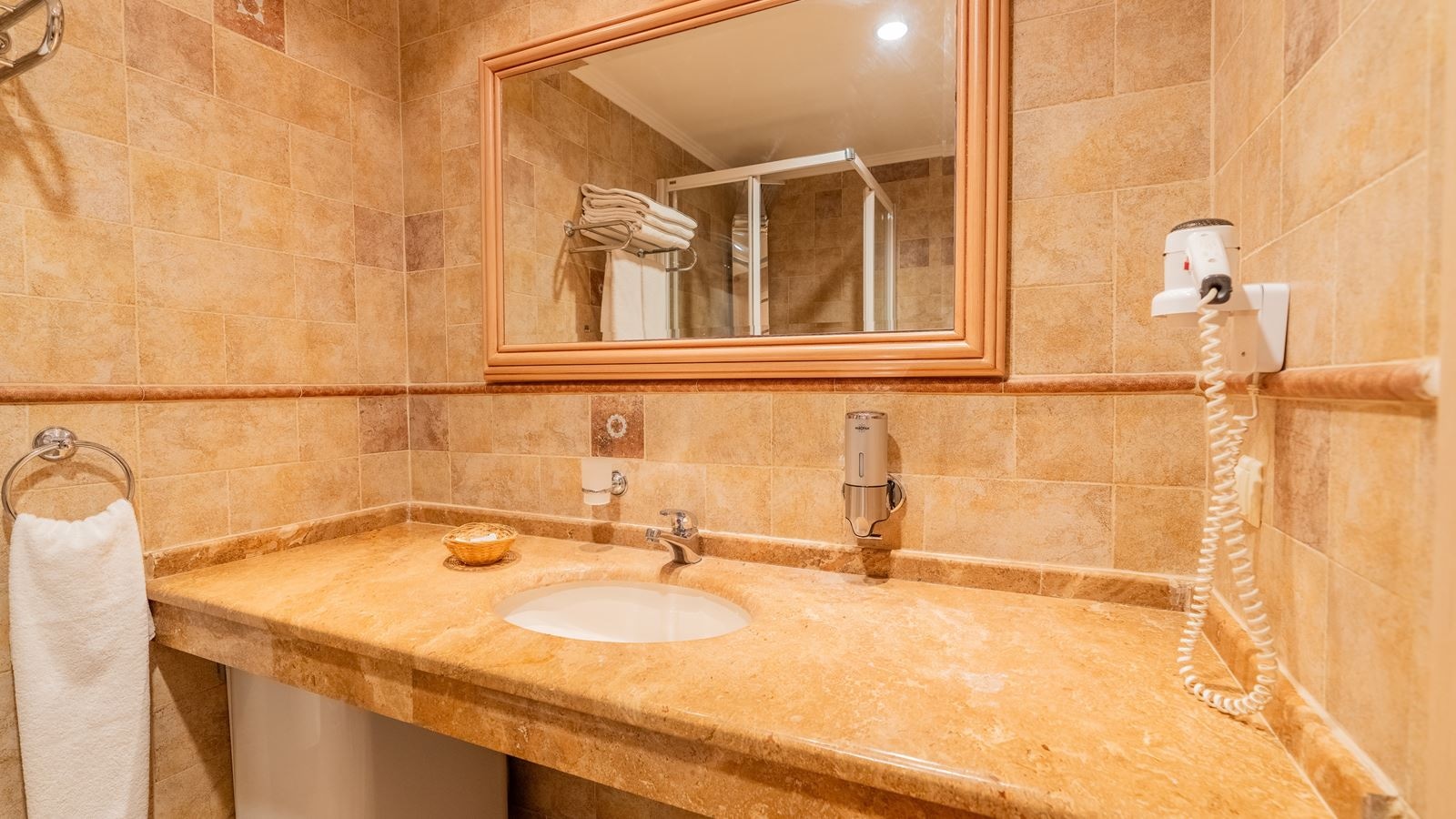 rooms-deluxe-family-room