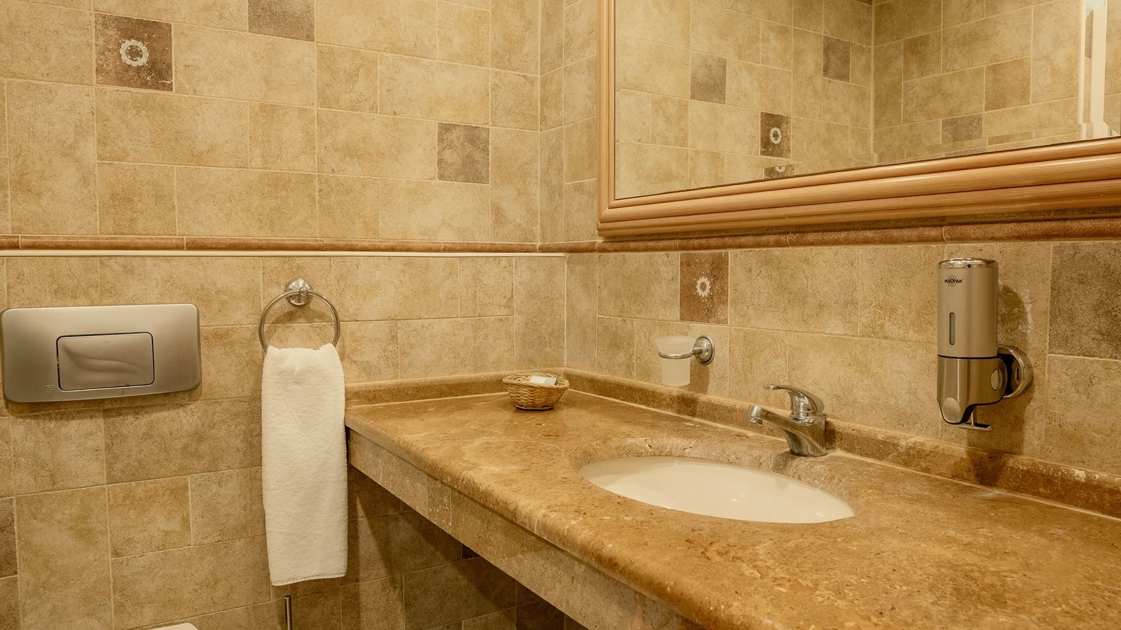 rooms-deluxe-family-room