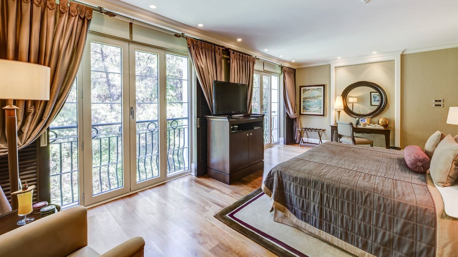 rooms-deluxe-forest-room