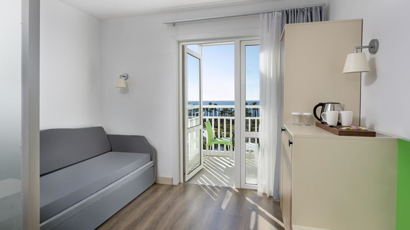 rooms-hotel-standard-room-sea-view-with-balcony
