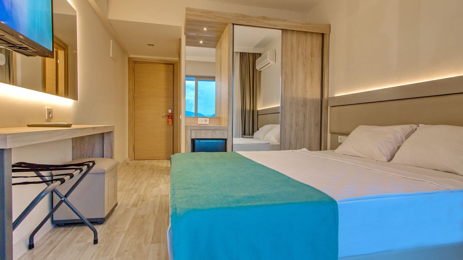 rooms-standart-pool-view-room