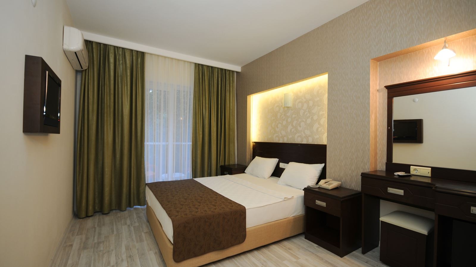 rooms-standart-pool-view-room