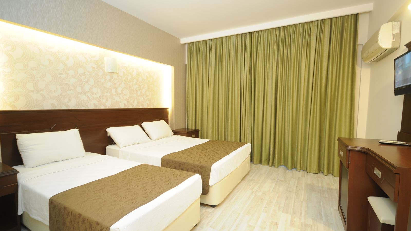 rooms-standart-pool-view-room