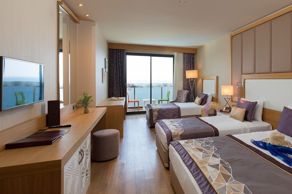 rooms-large-room-sea-view