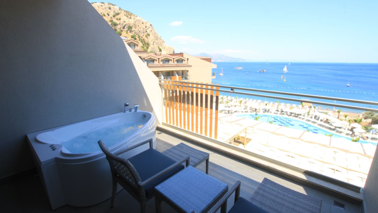 rooms-premium-room-with-jakuzzi-sea-view