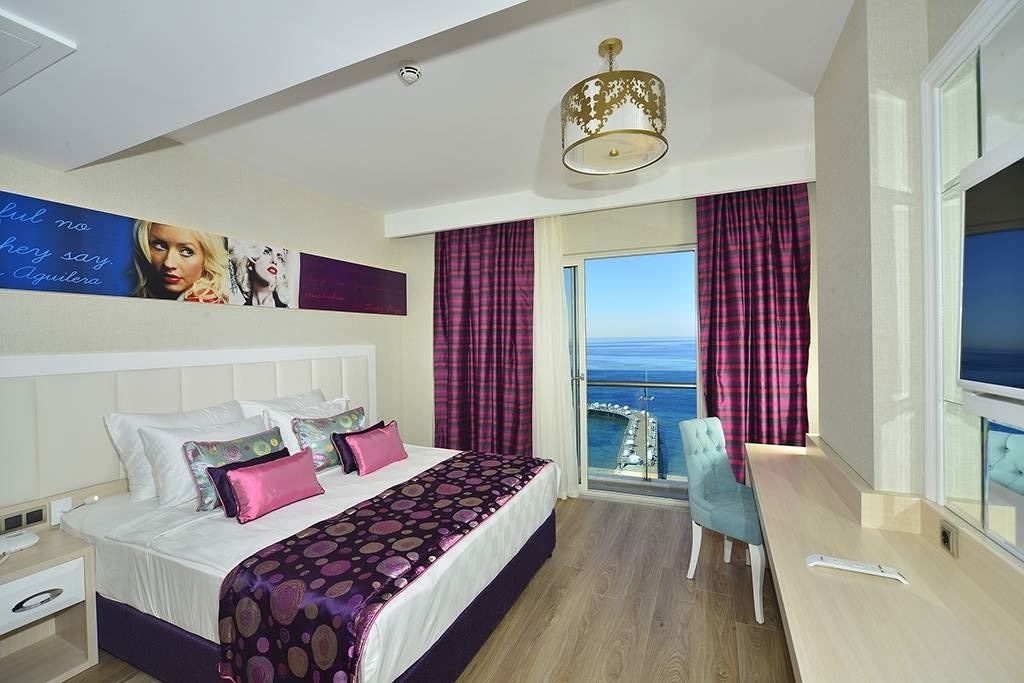 rooms-deluxe-room-side-sea-view
