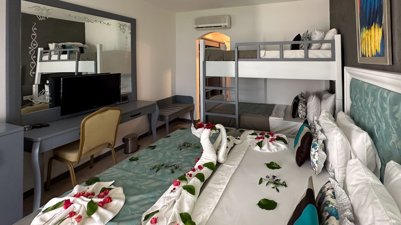 rooms-family-room-with-bunkbed