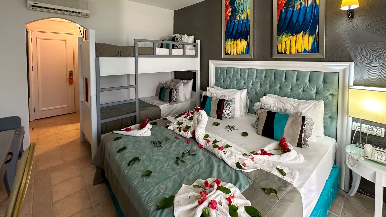 rooms-family-room-with-bunkbed