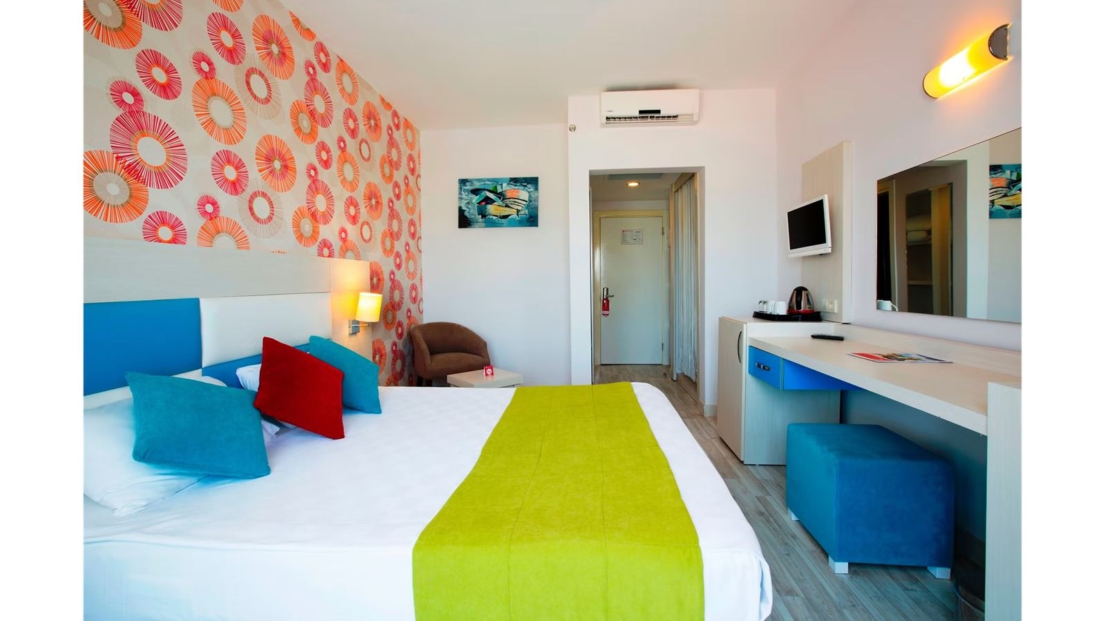 rooms-hotel-standard-room-with-french-balcony