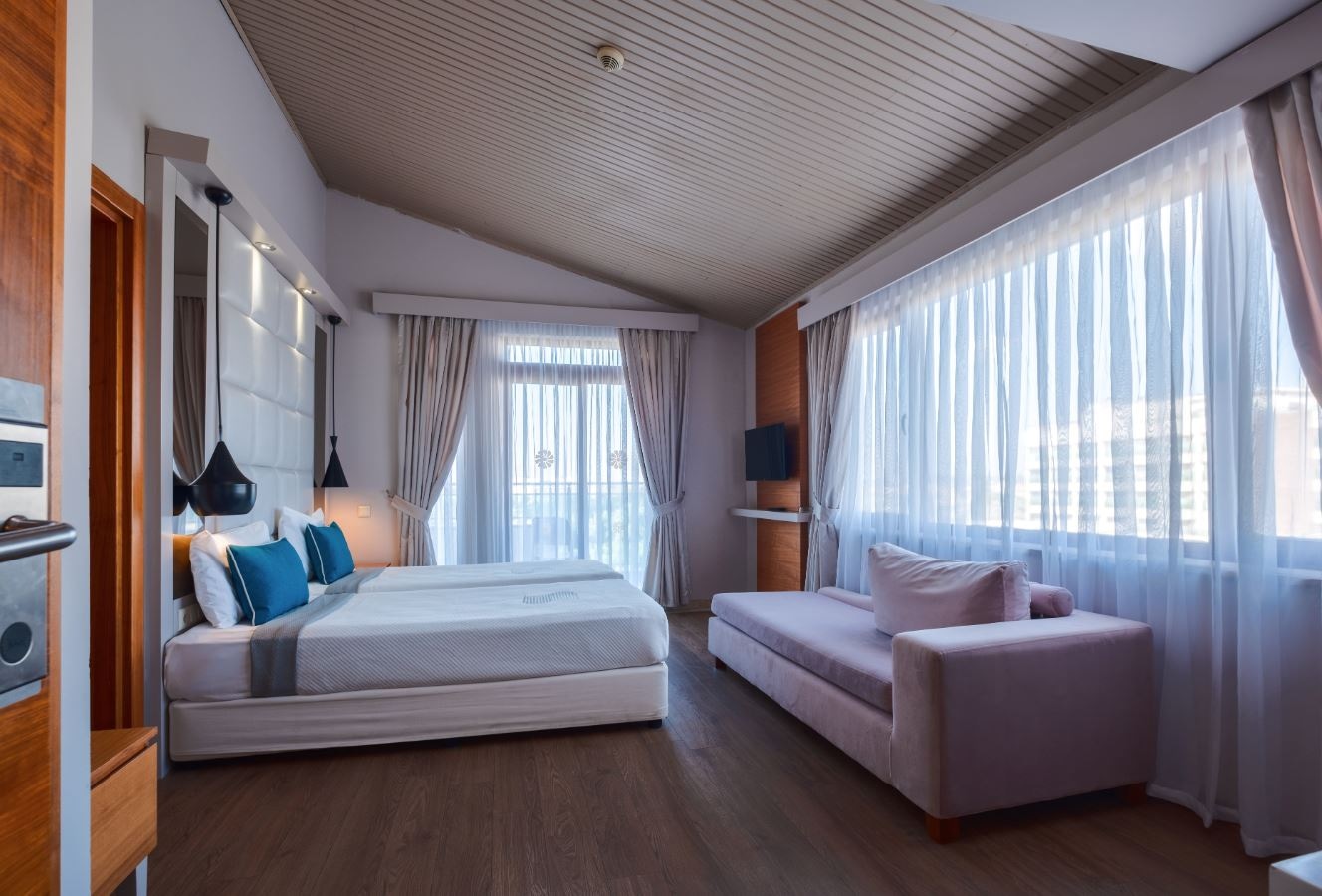 rooms-family-room-land