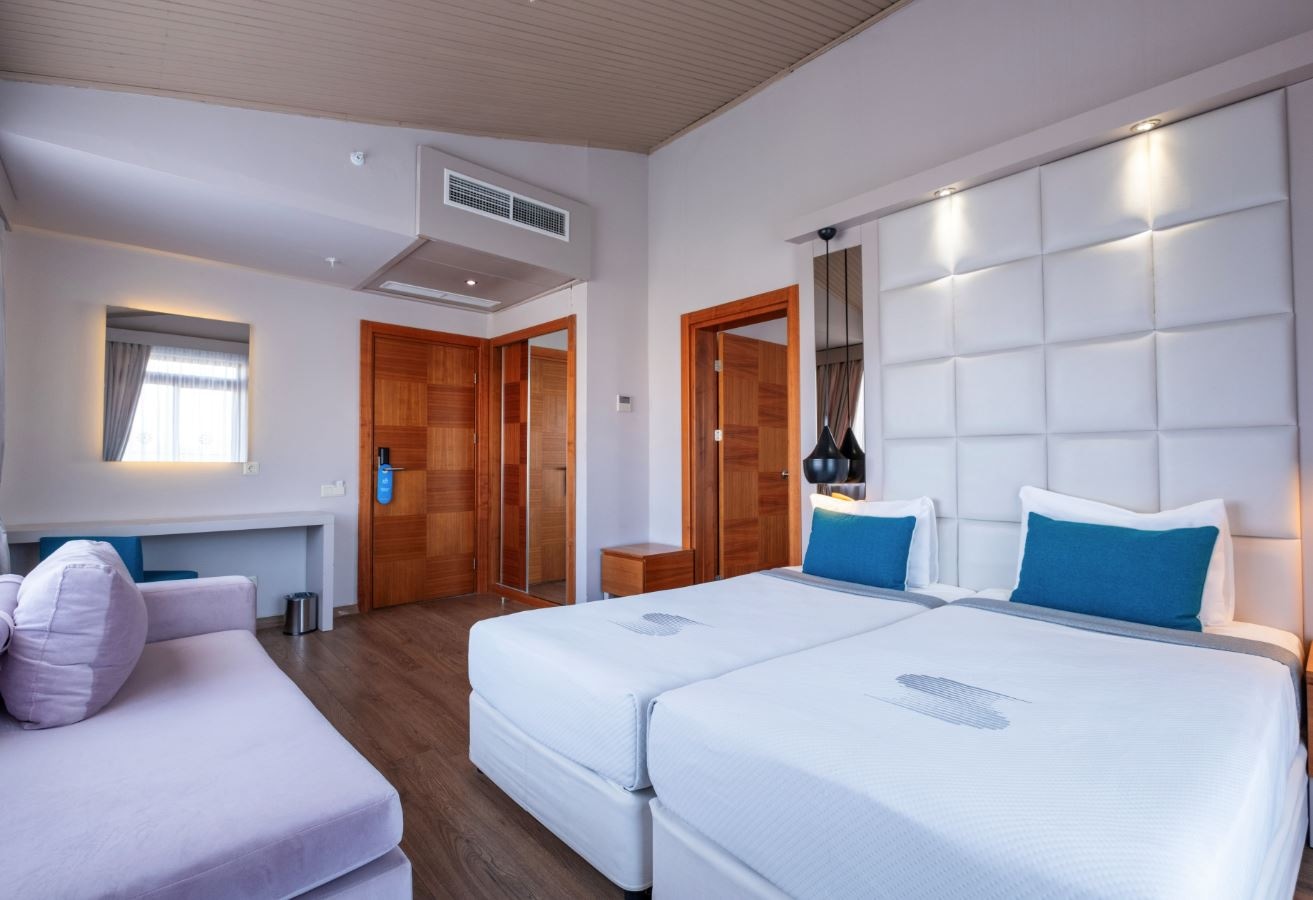 rooms-family-room-land