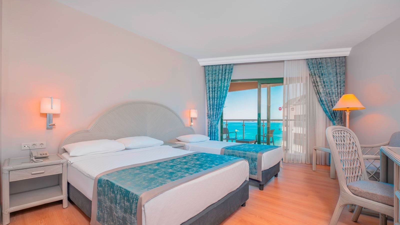 rooms-standard-room-side-sea-view
