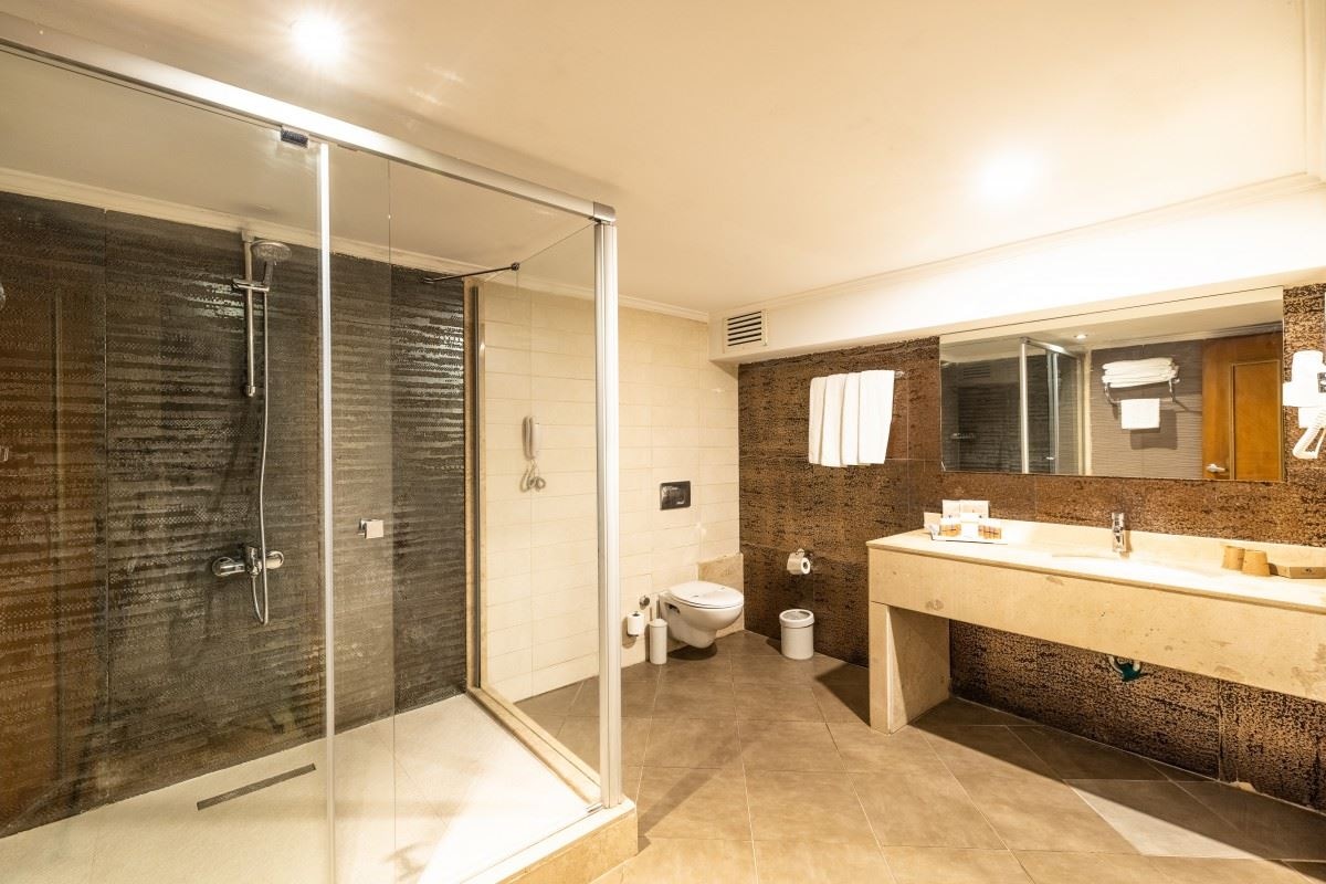 rooms-pool-family-room