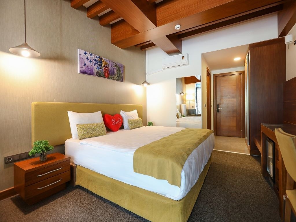 rooms-aden-suit