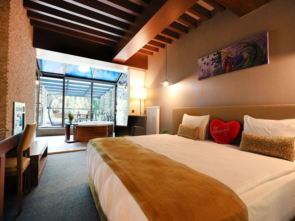 rooms-aden-suit