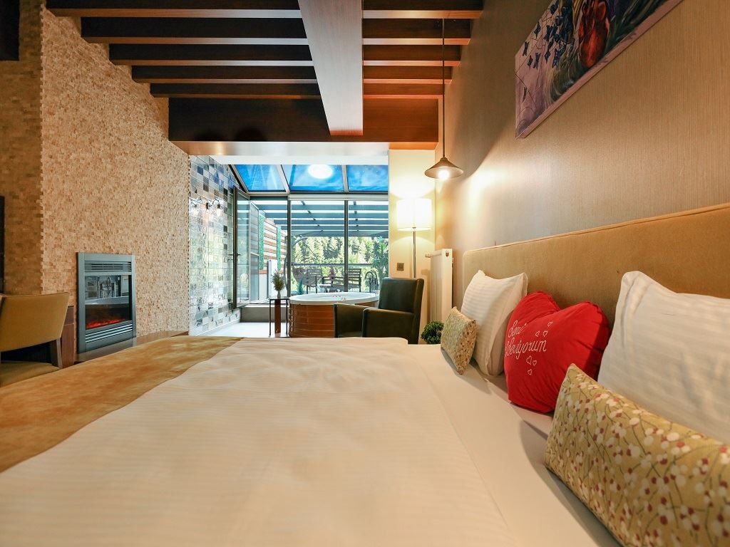rooms-aden-suit