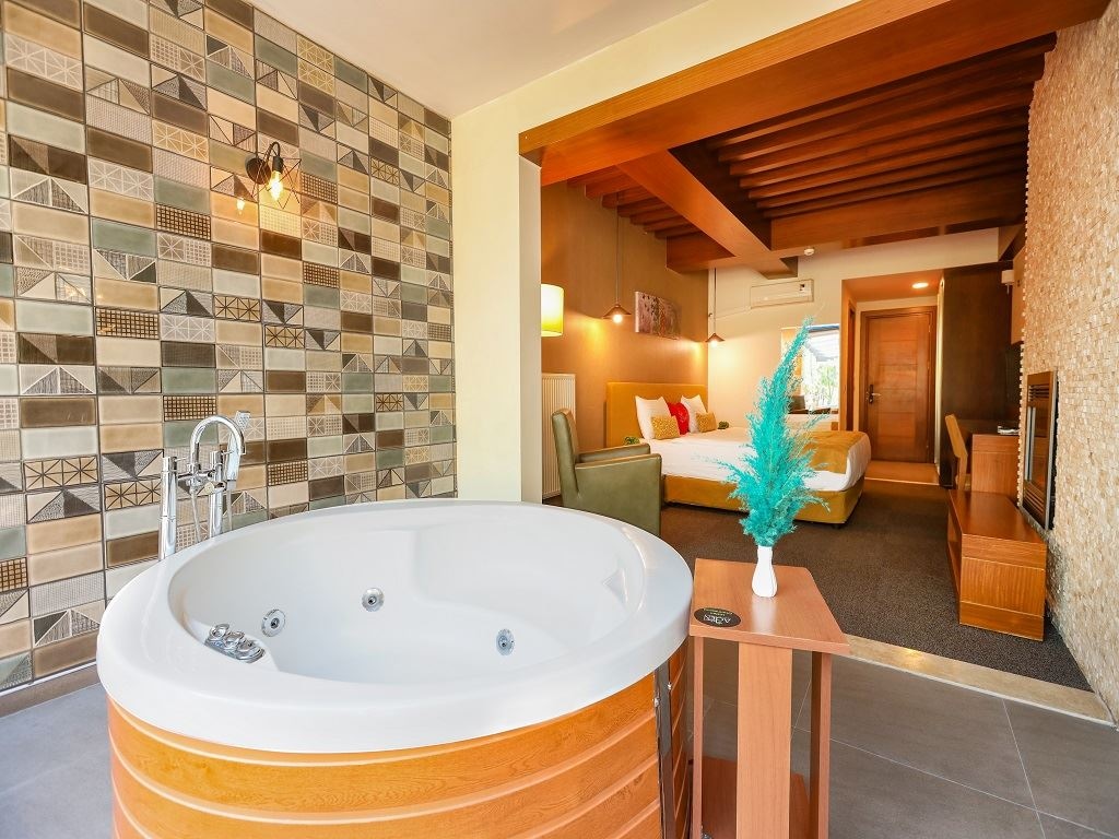 rooms-aden-suit