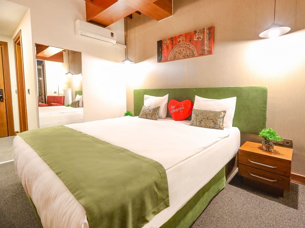 rooms-aden-suit