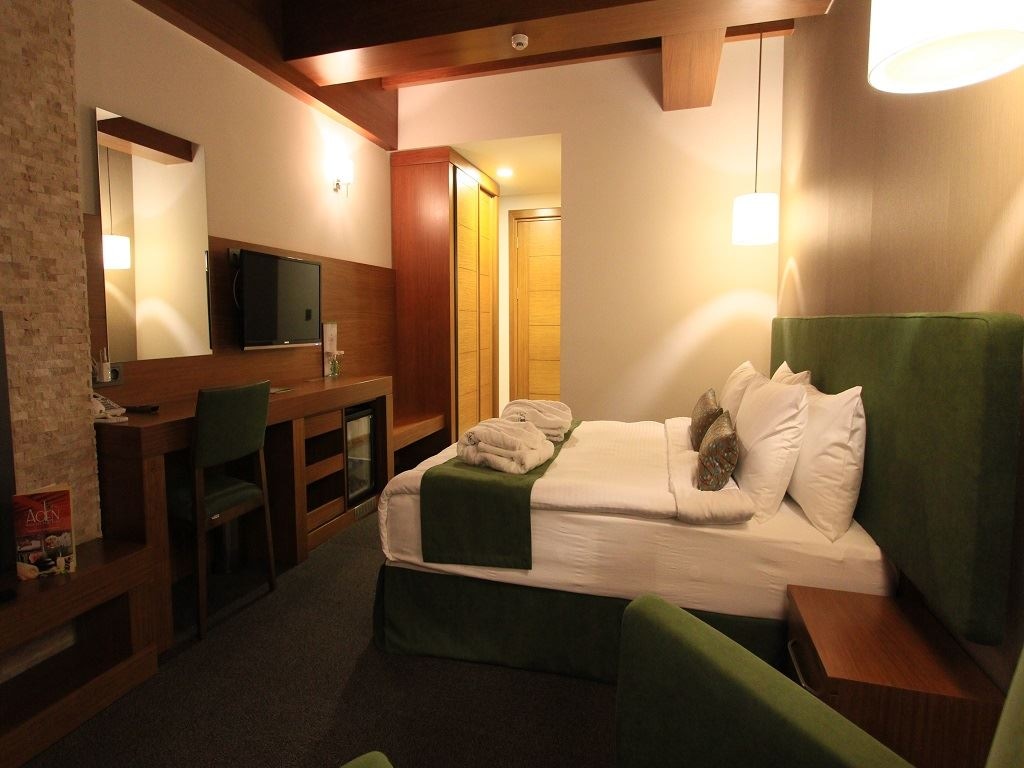rooms-aden-suit