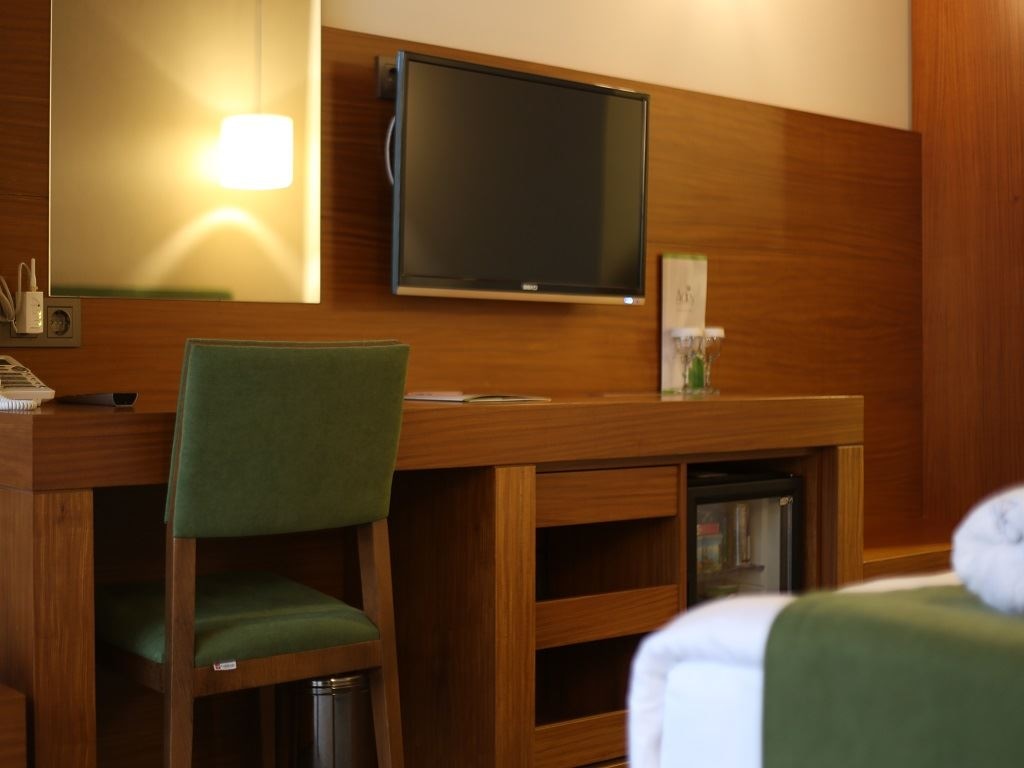 rooms-aden-suit
