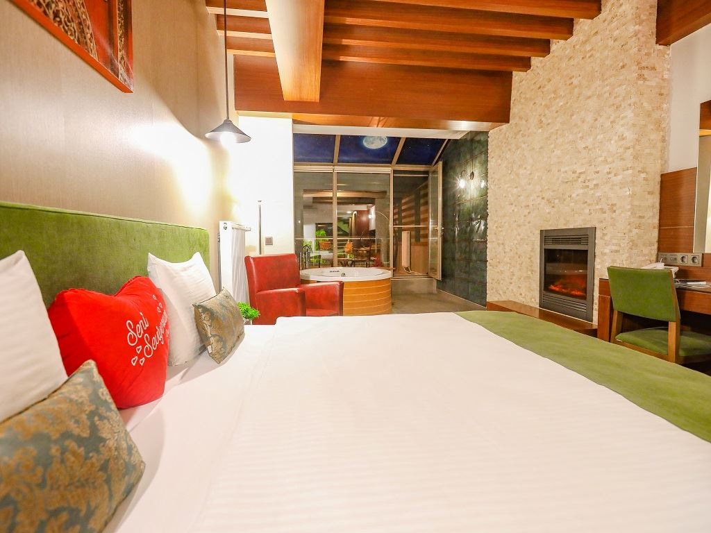 rooms-aden-suit