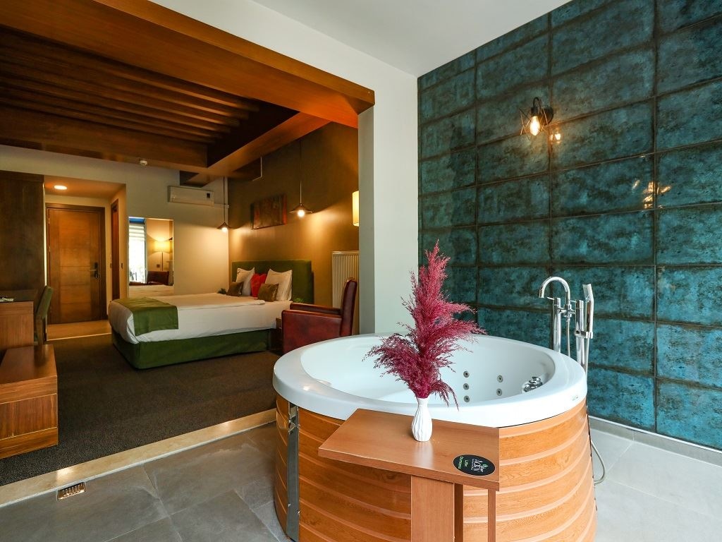 rooms-aden-suit
