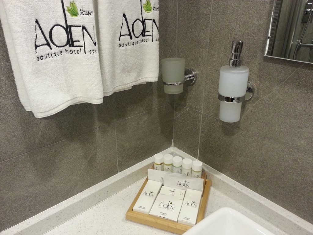 rooms-aden-suit