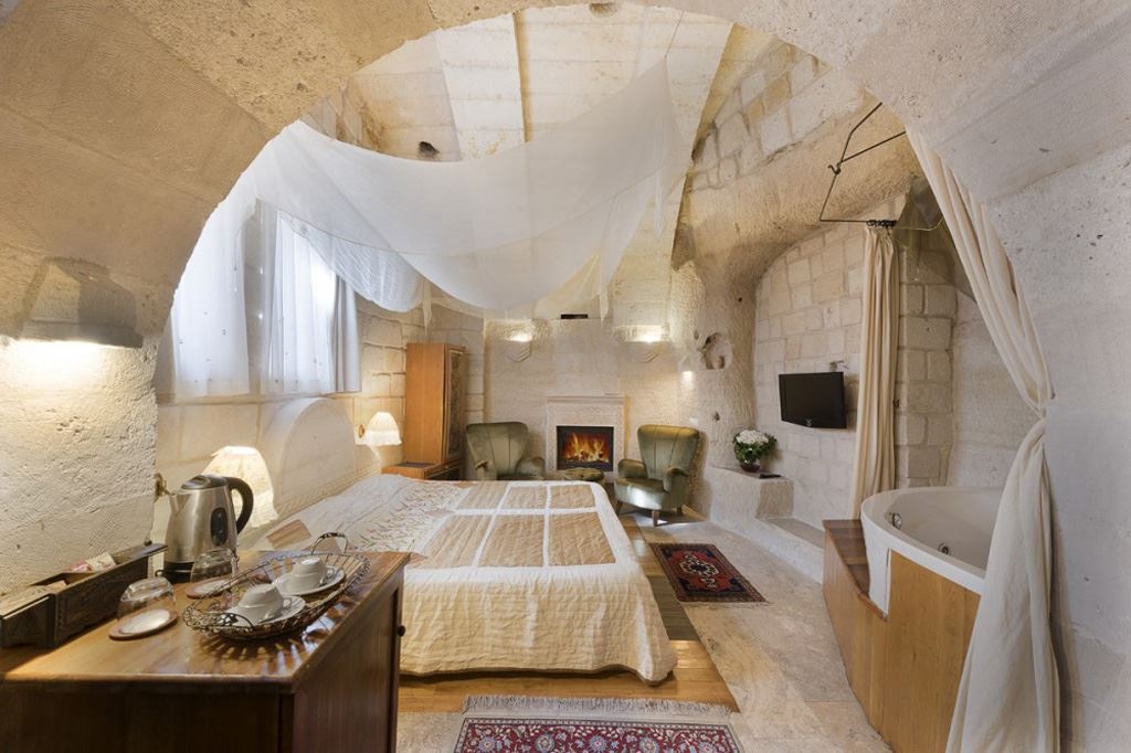 rooms-deluxe-cave-room