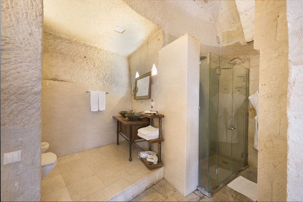 rooms-deluxe-cave-room