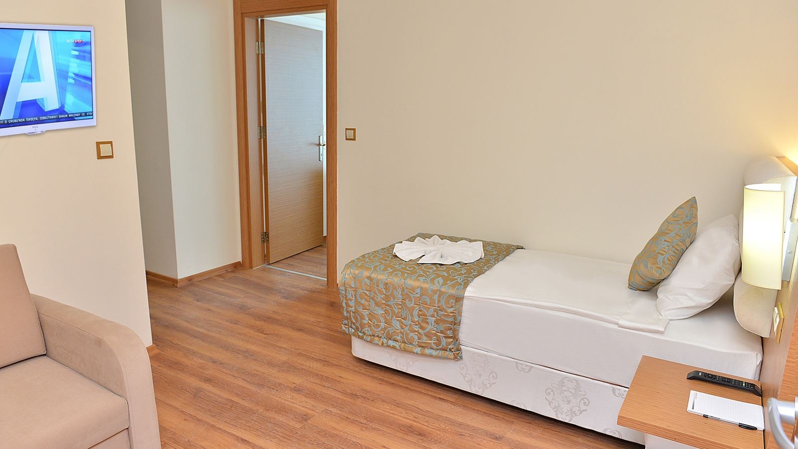 rooms-family-room-1-bedroom-balcony-or-terrace