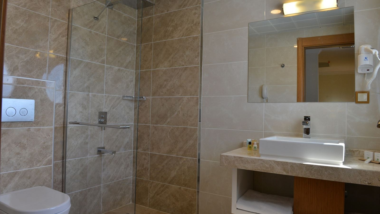 rooms-family-room-1-bedroom-balcony-or-terrace