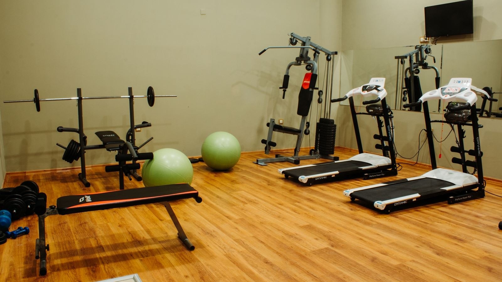 rooms-family-room-1-bedroom-balcony-or-terrace