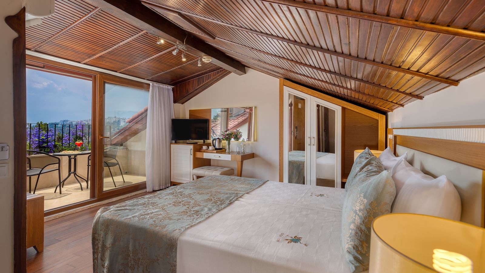 rooms-deluxe-room