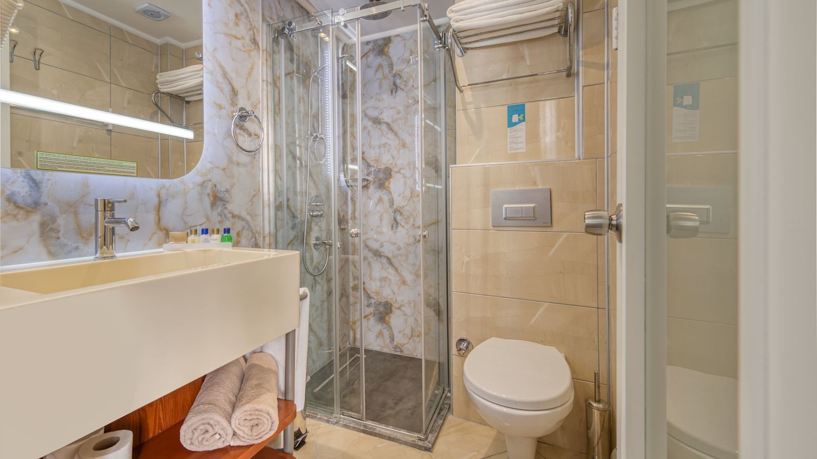 rooms-deluxe-room