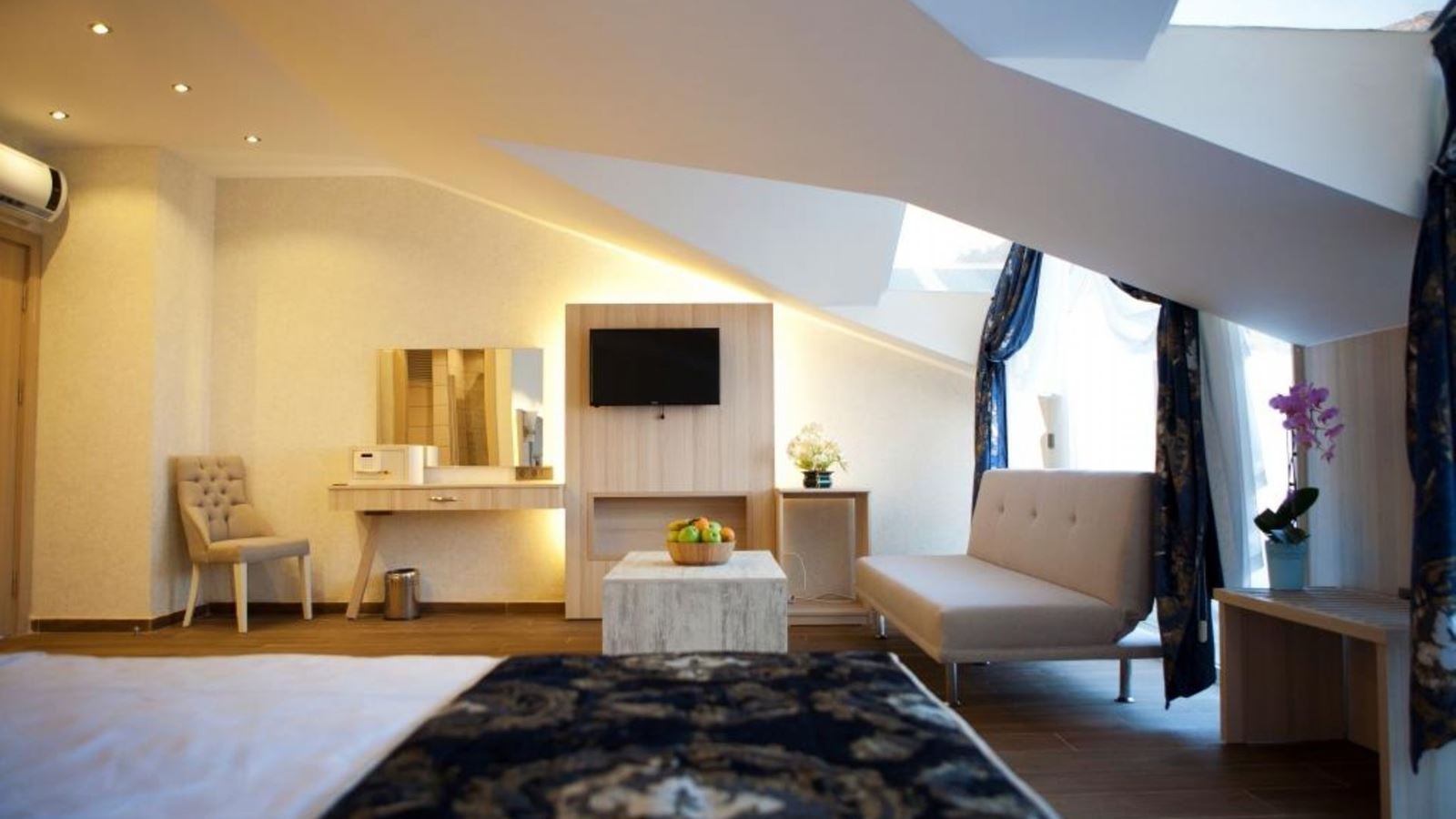 rooms-deluxe-jacuzzi-room