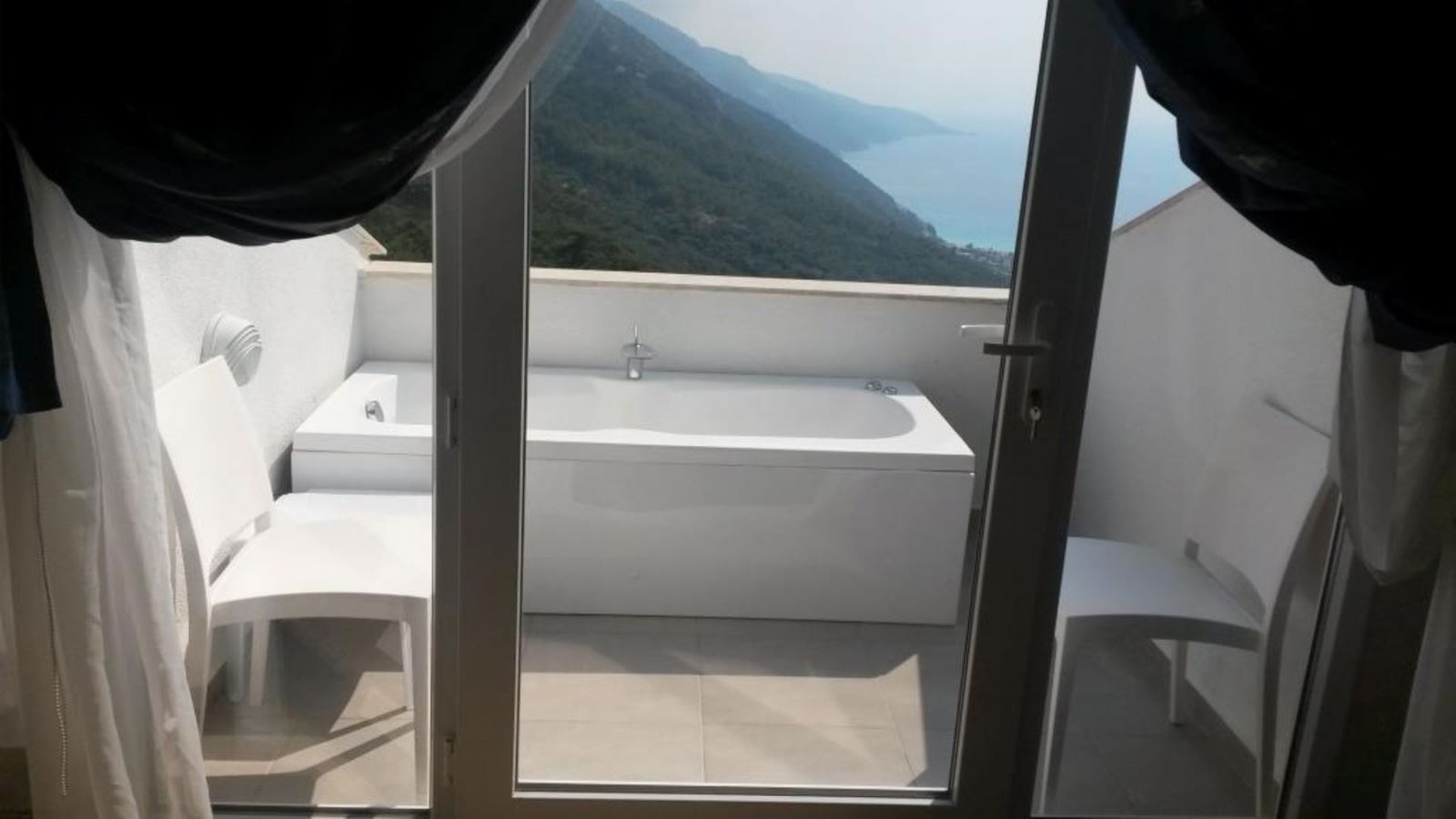 rooms-deluxe-jacuzzi-room