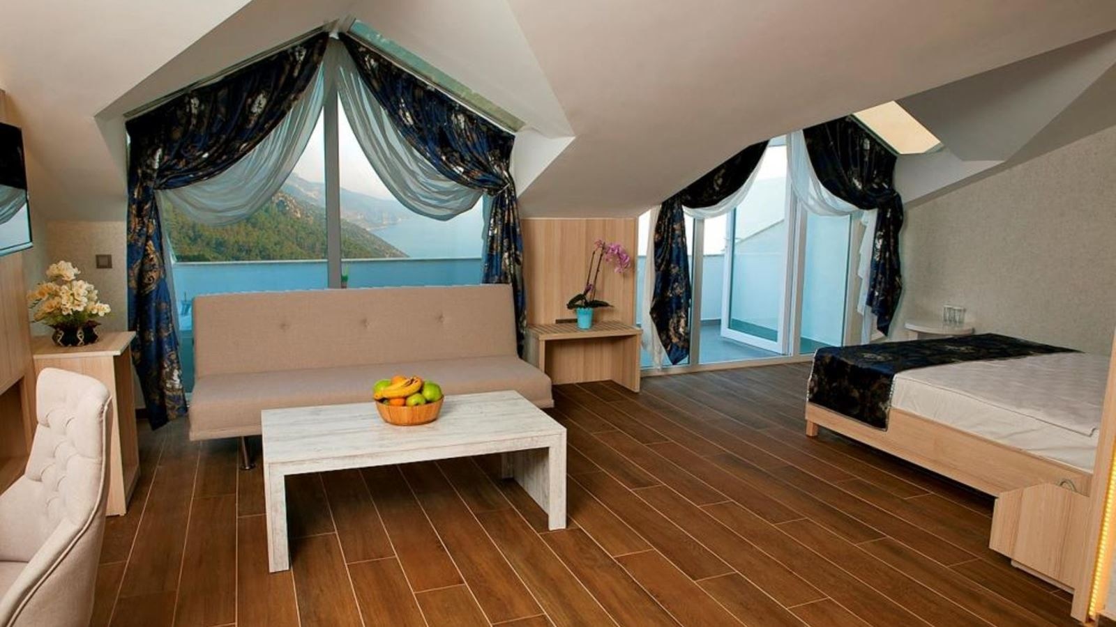 rooms-deluxe-jacuzzi-room