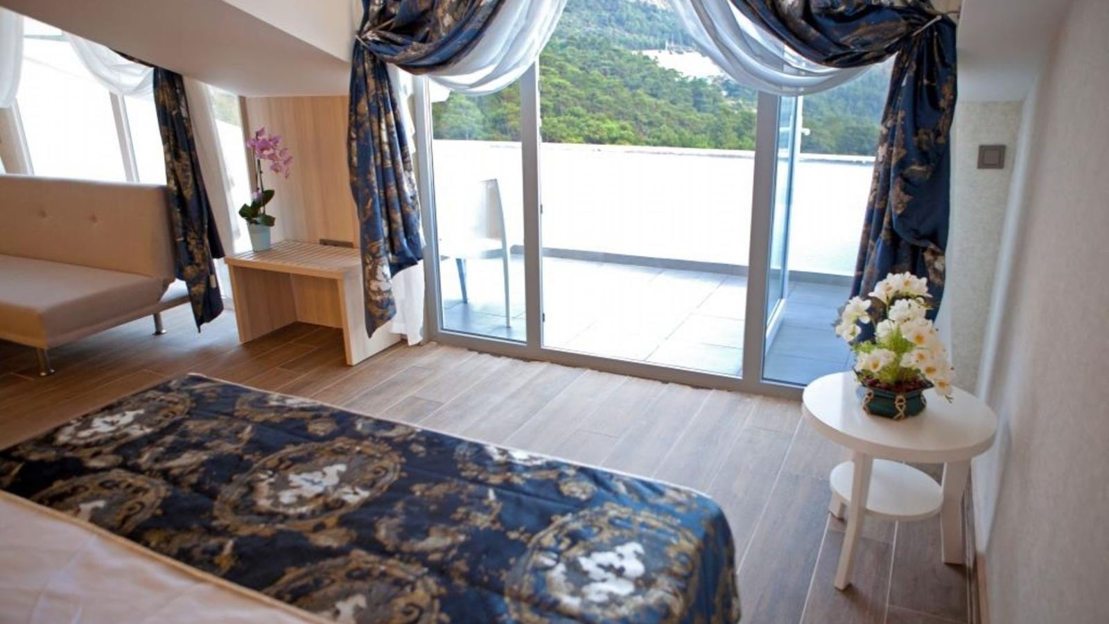 rooms-deluxe-jacuzzi-room