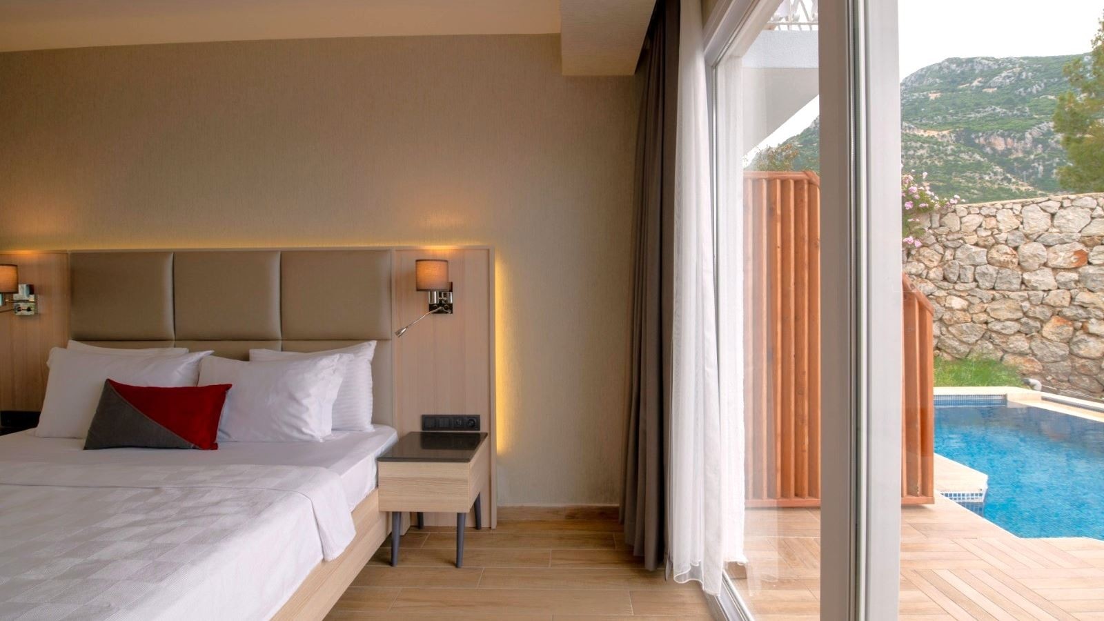 rooms-swim-up-room-pool-view