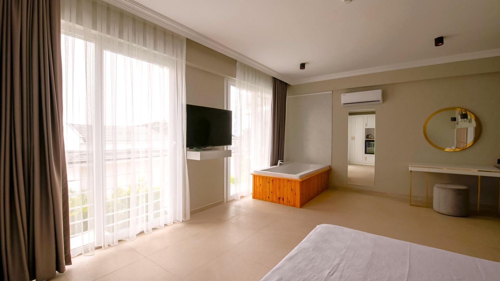 rooms-deluxe-jacuzzi-room