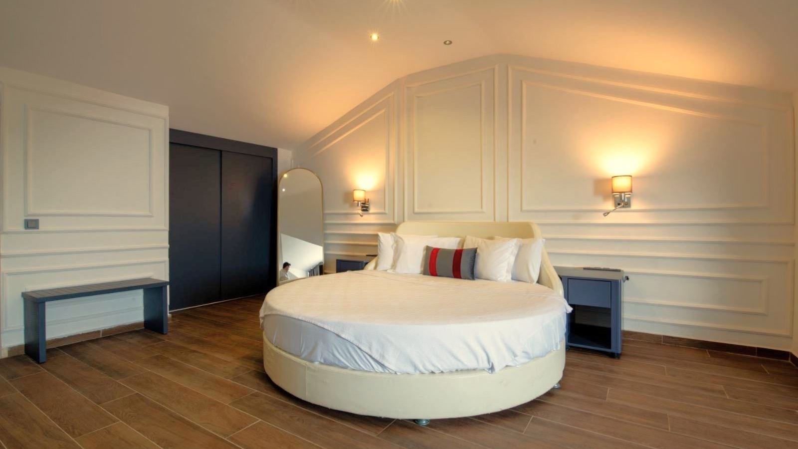 rooms-deluxe-jacuzzi-room