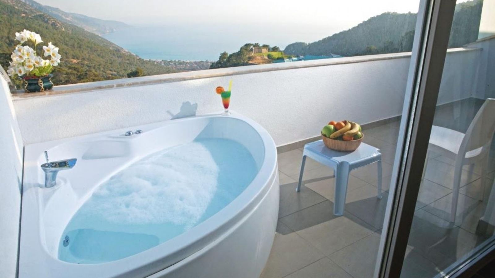 rooms-deluxe-jacuzzi-room