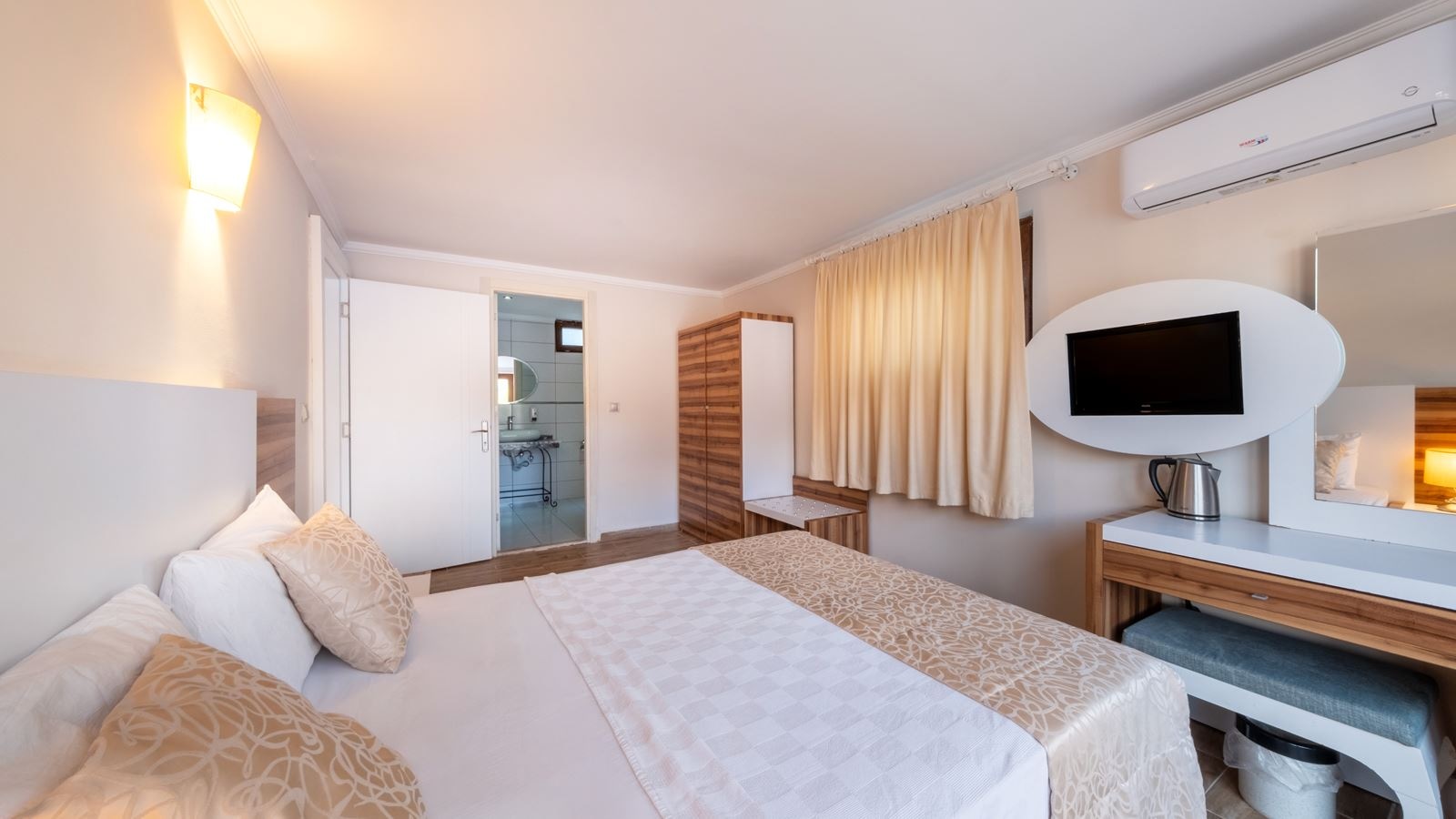 rooms-deluxe-suite-bungalow