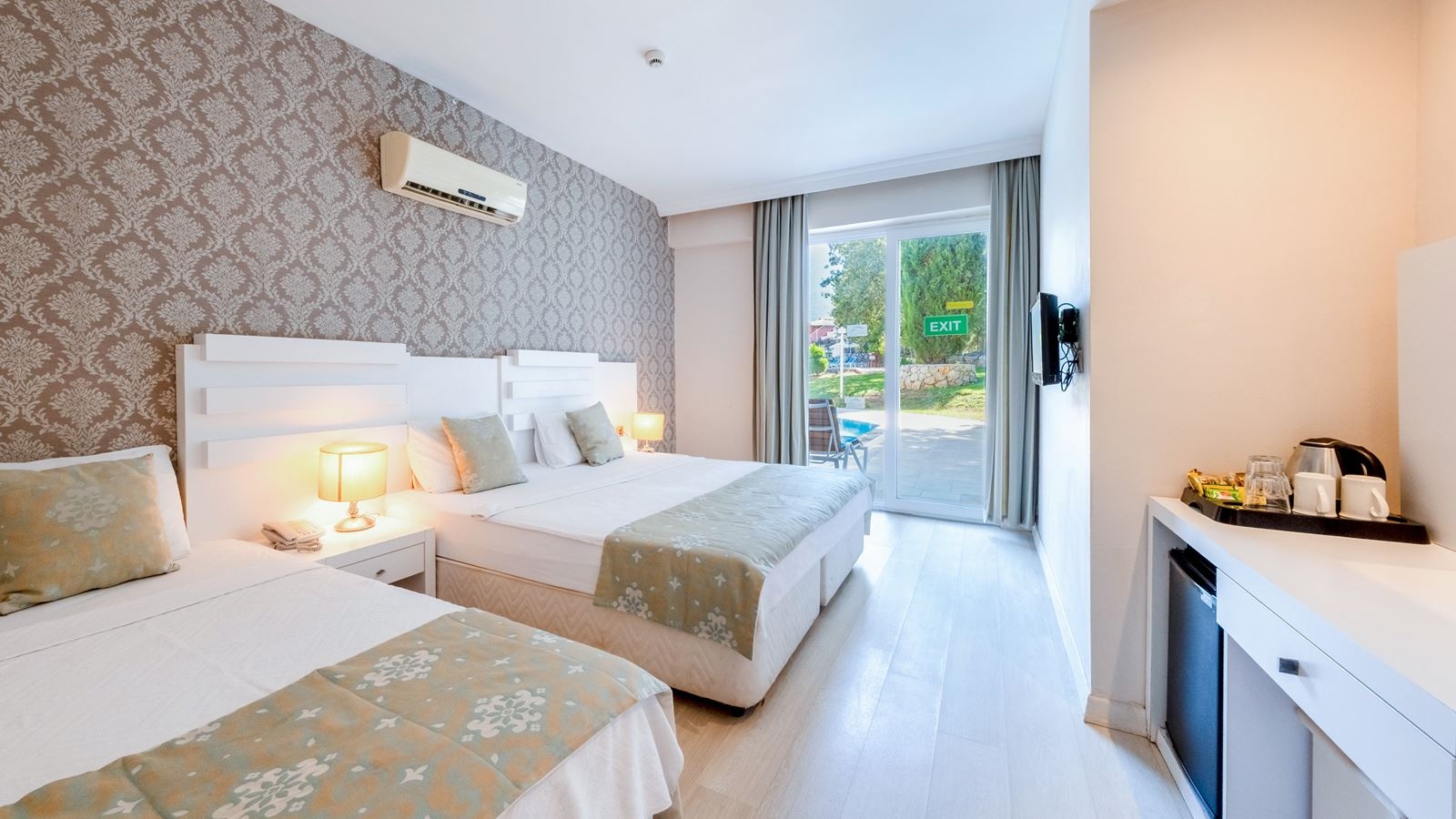 rooms-standard-swim-up-room