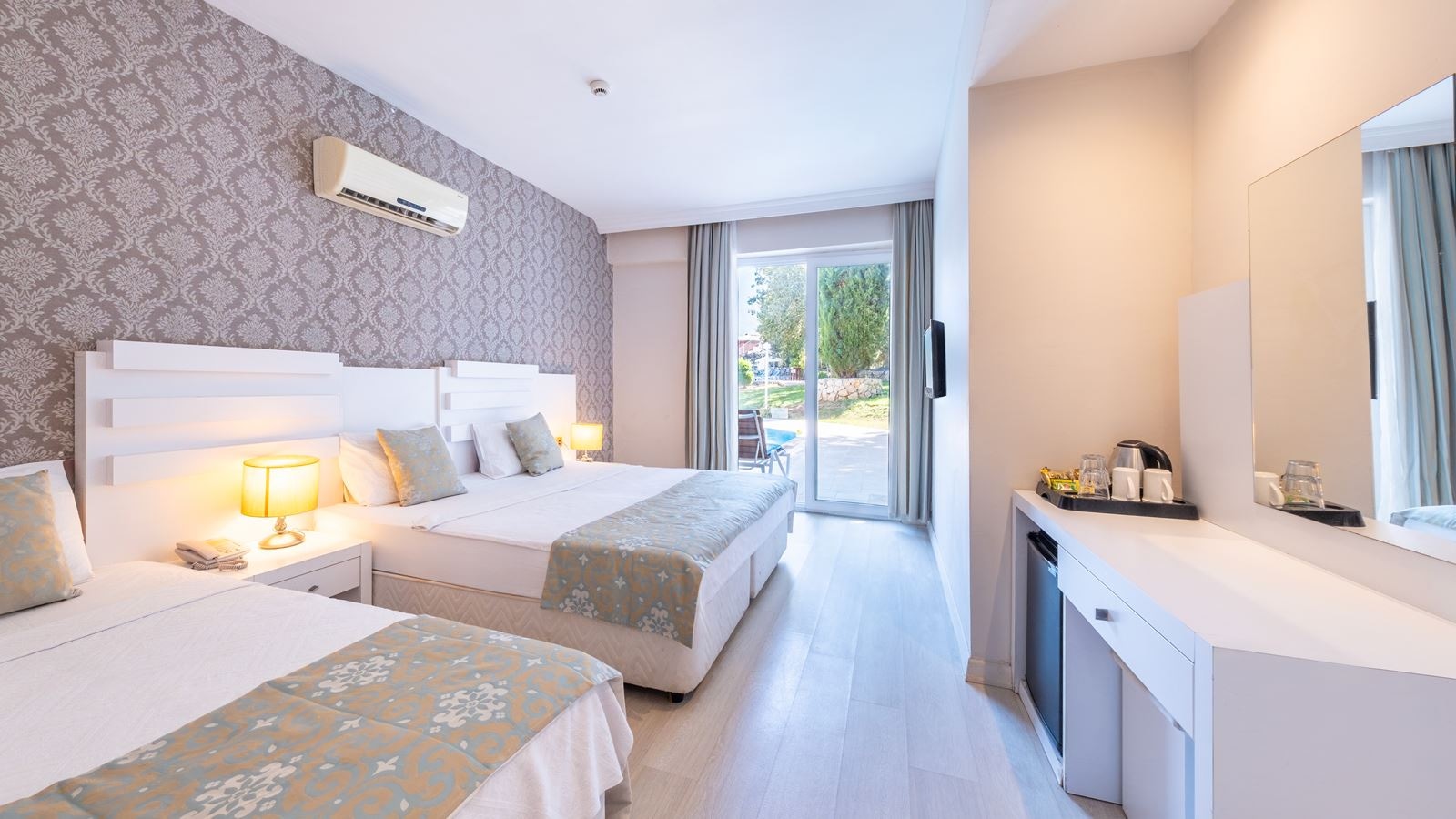 rooms-standard-swim-up-room