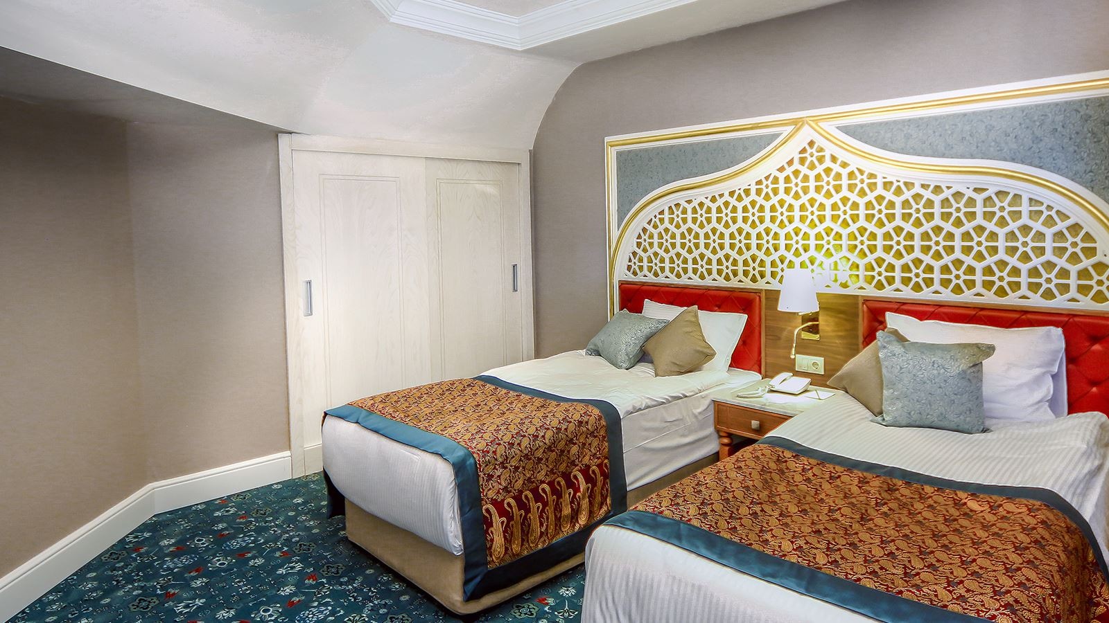 rooms-taj-mahal-family-room