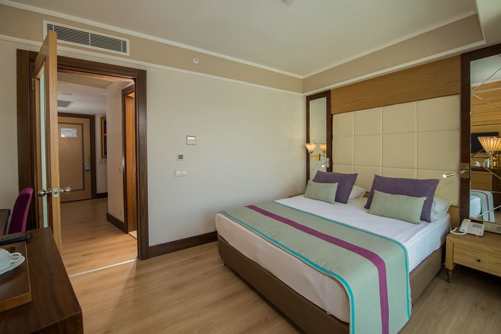 rooms-family-room-1-bathroom-with-balcony